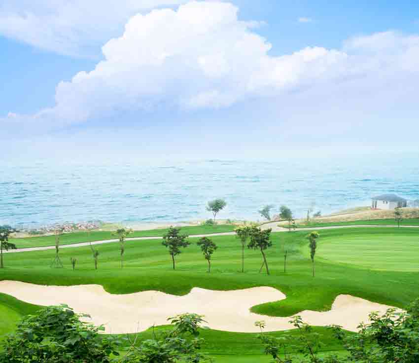 Golf Games - Golf course and sea